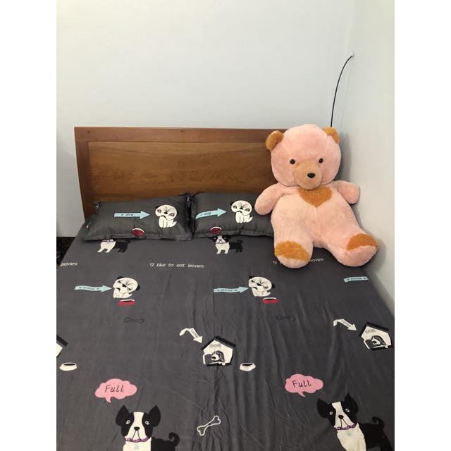 Bộ drap nệm 1M6 1M8 CAISHOPQUEN – 1 ra nệm poly + 2 vỏ gối nằm 45 x 65 cm mẫu chó hello