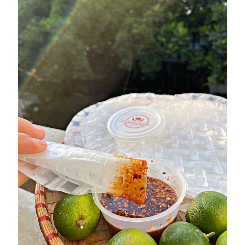 Bánh tráng chấm sốt chua cay