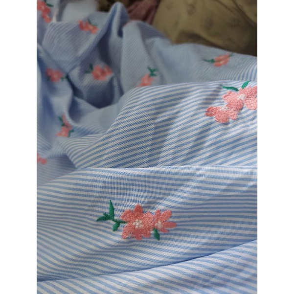 Vải thô kate kẻ sọc thêu hoa