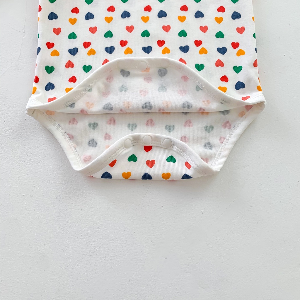 Bộ đồ ngủ áo liền quần tay dài in hình trái tim + mũ cho bé sơ sinh