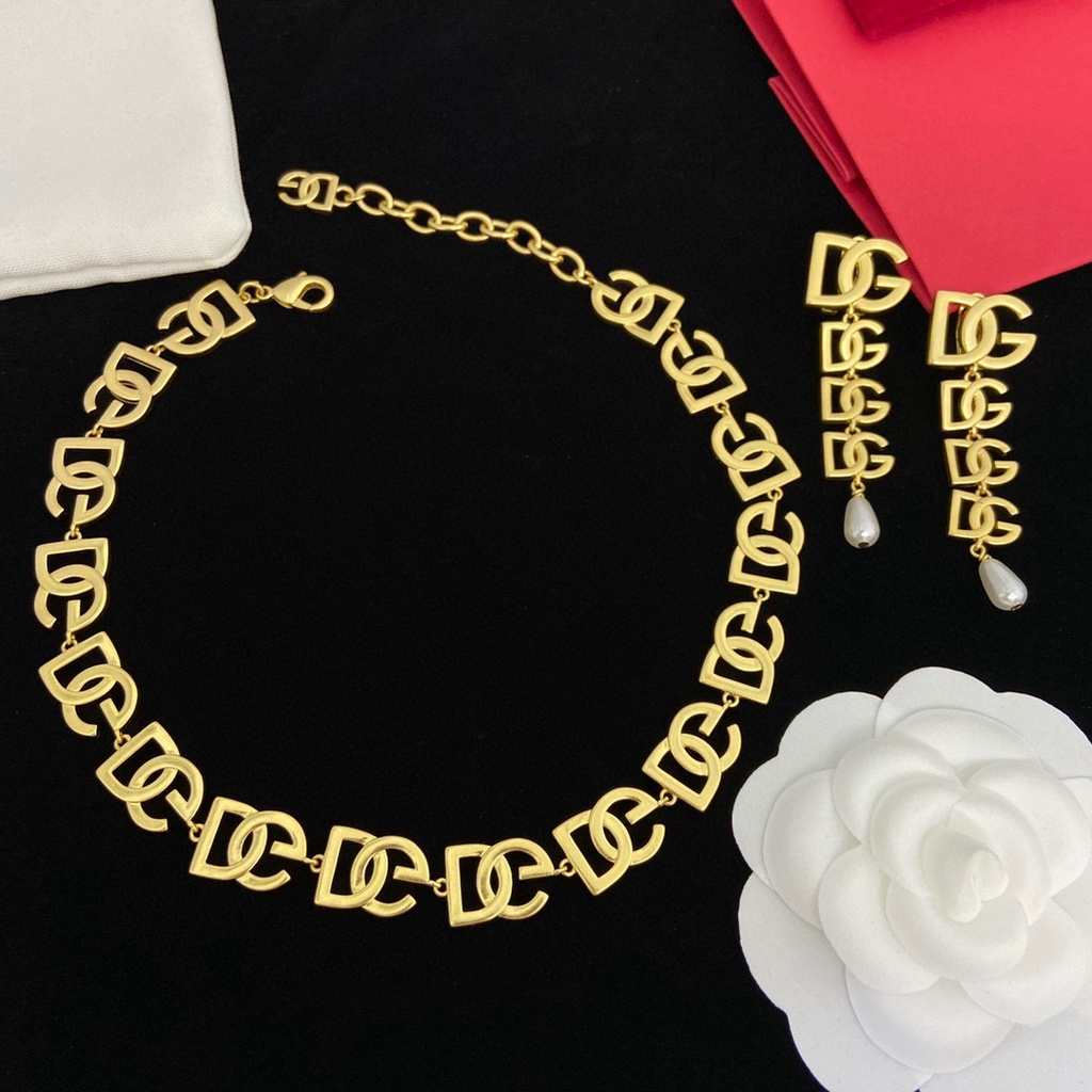 Hàng Mới Về Bông Tai / Vòng cổ Hình Chữ DG Màu Vàng Đồng Phong Cách retro Thời Trang Đa Năng Cho Nữ