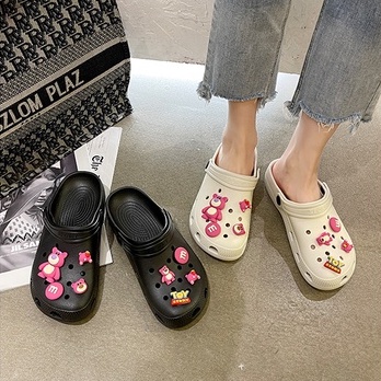 Dép cross hình họa gấu PUD hồng 2 black color trắng khuyến mãi kèm theo 12 jibitz cross