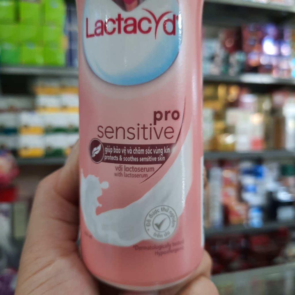 Dung dịch vệ sinh phụ nữ dành cho da nhạy cảm Lactacyd Pro Sensitive 150ml