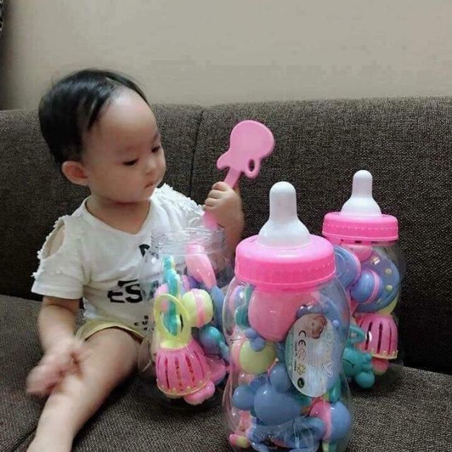 Bình xúc xắc cho bé