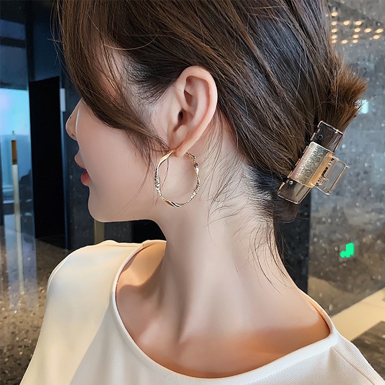 Bông tai nữ tròn to khuyên tai mạ vàng ngầu cá tính họa tiết xoắn độc lạ TB248 TOBI STORE