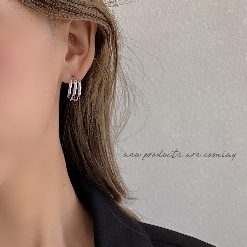 Khuyên Tai Nữ Trang Dáng Tròn Tạo Hình Độc Đáo