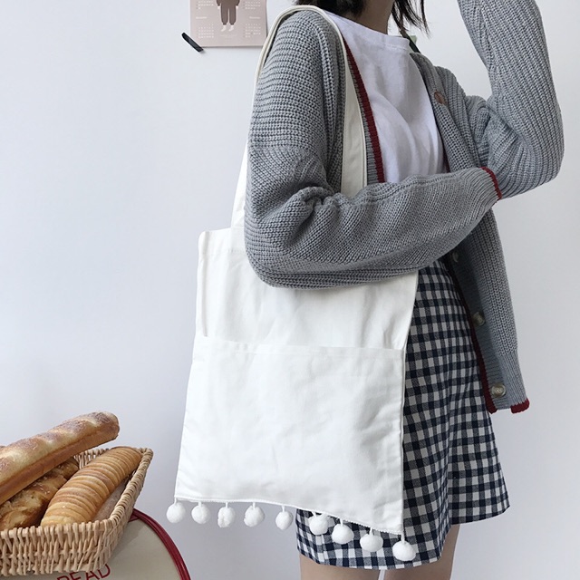 Túi tote vai trắng trơn custom cục bông đáng yêu (có sẵn, hình thật)