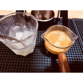 Cốc đong cà phê thủy tinh cán gỗ 3C ROASTERY