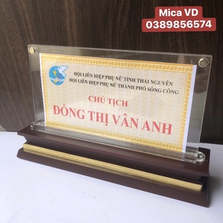 Biển chức danh sang trọng, kích thước tiêu chuẩn. Biển chức danh mica đế gỗ