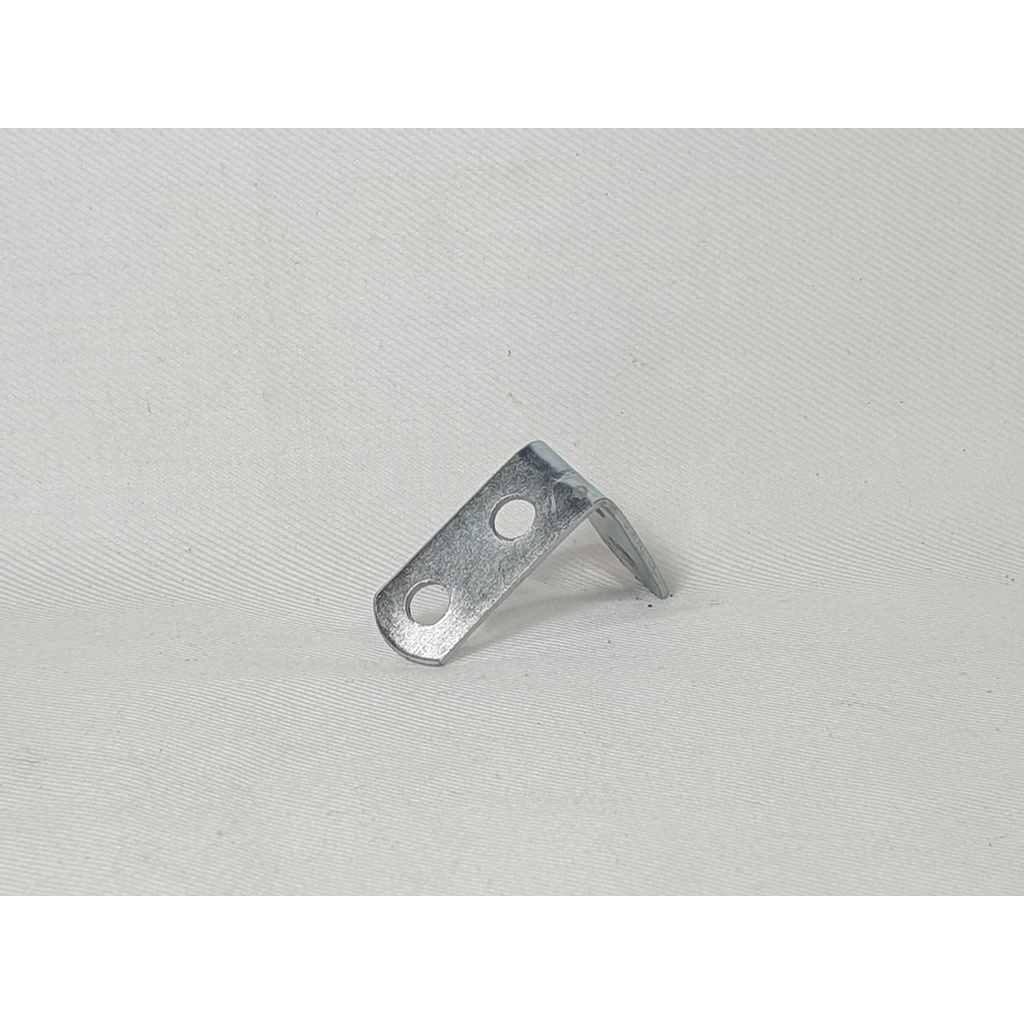 Ke góc sắt bản mini nhỏ 4 lỗ  dày 1mm, kích thước 2.8cm x 2.8cm x 1.2cm - Điện nước gia dụng Hoàng Kim