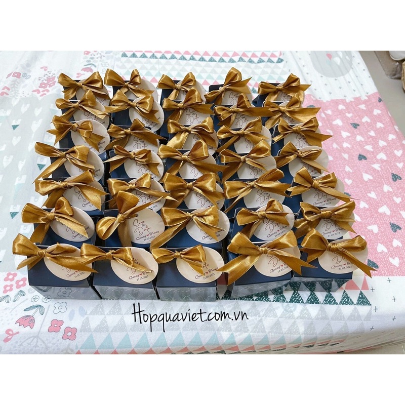 Set 100 hộp quà cưới tặng kèm thẻ tên bạn và dây ruy băng 9X