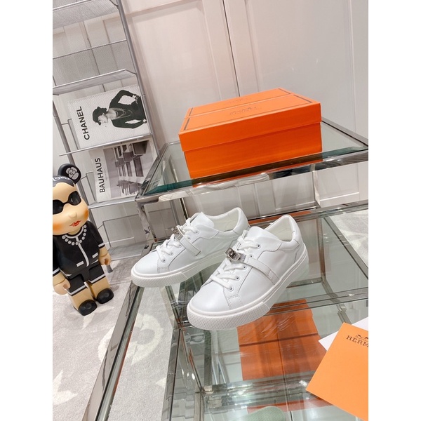 Giày da nam nữ Hermes mẫu 2021 mới giày đế bệt giản dị với khoá giày Kelly mạ bạc cổ điển