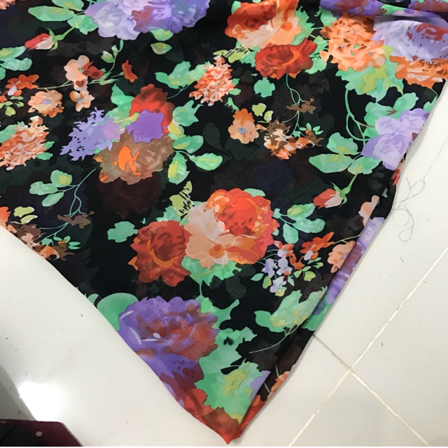 Vải hoa tím nền đen