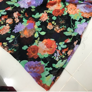 Vải hoa tím nền đen