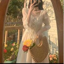 Váy tiểu thư họa tiết ren chân váy xòe cổ vuông tay lỡ