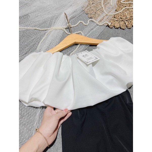 Váy Trễ Vai Màu Đen Bèo Vai Trắng Khoá Sườn Cực Xinh Tôn Dáng