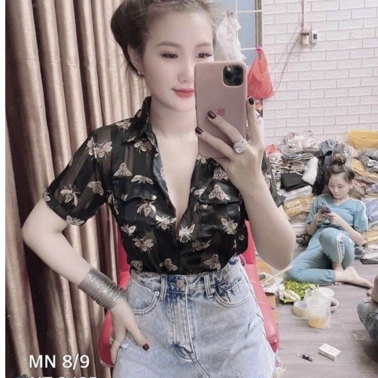 Áo sơ mi lụa tơ tay ngắn ôm body in hình con ong sang chảnh , chất lụa tơ mềm mịn mát
