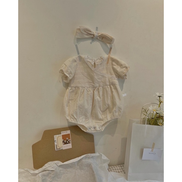 Bodysuit trắng cổ ren + turban em bé nanci room
