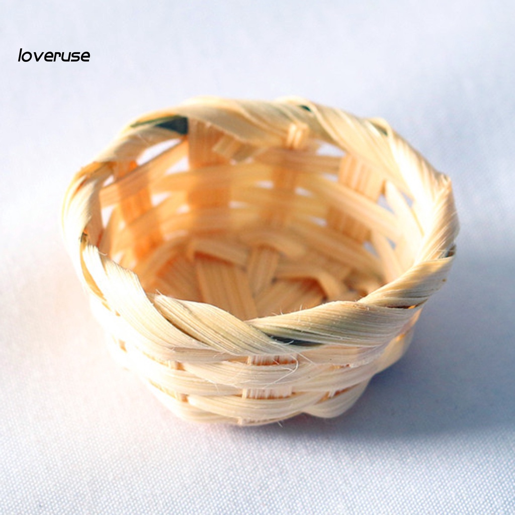 Giỏ tre mini xinh xắn dùng để trang trí nhà búp bê