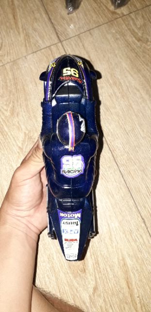 Chiếc xe mô tô mô hình bằng nhựa chạy chớn kích thước 22x15x8 cm