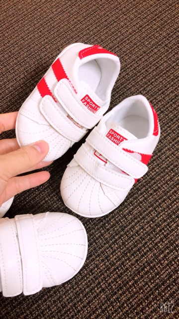 Giày thể thao cho bé