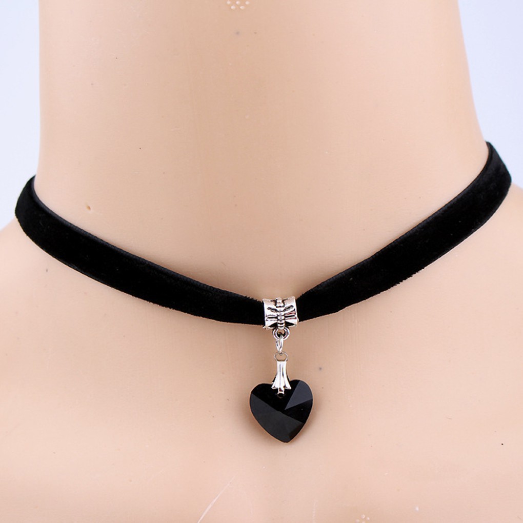 Vòng Cổ Choker Nhung Đính Đá Pha Lê Trái Tim