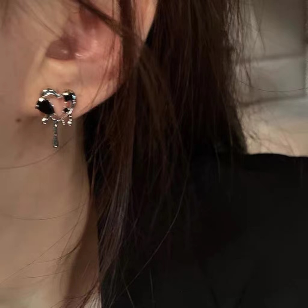 Khuyên Tai Thiết Kế Hình Trái Tim Màu Tối Phong Cách Mới Dành Cho Nữ