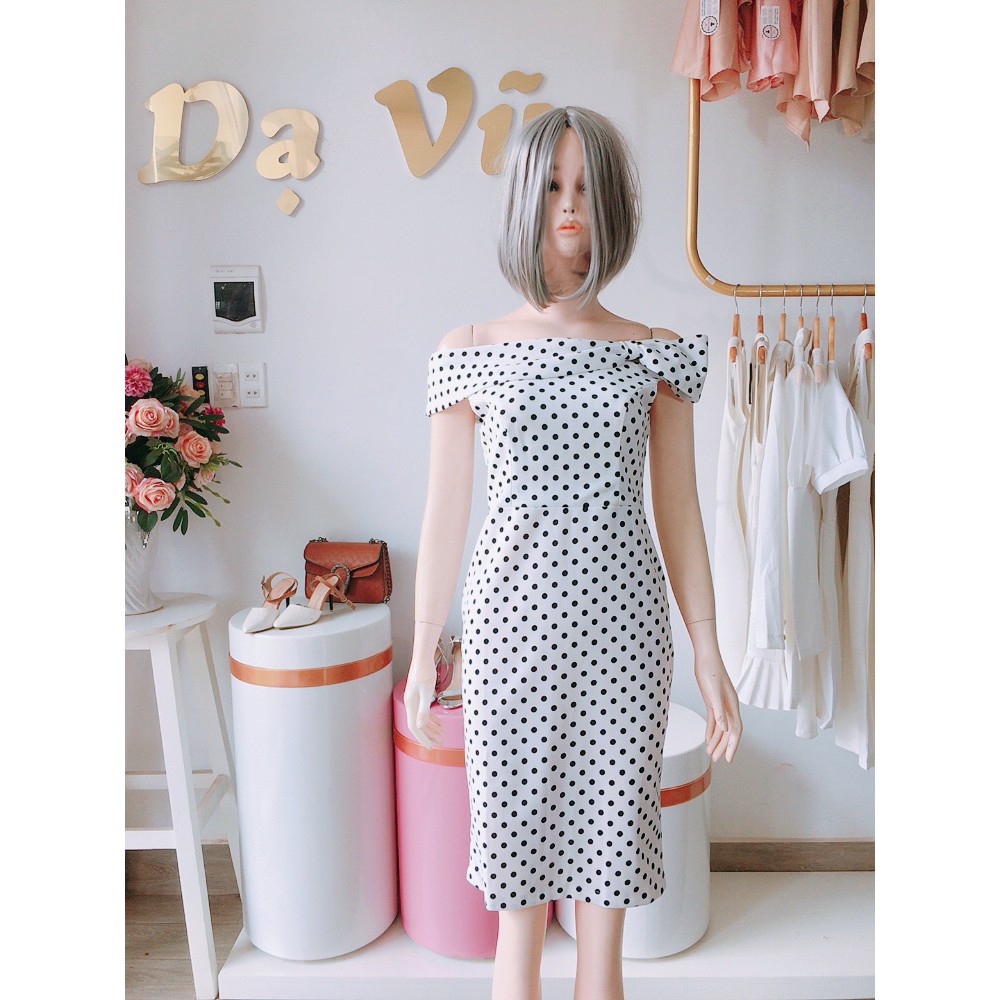 VÁY TRẮNG CHẤM BI ĐEN ÔM BODY BẸT VAI KHÔNG HỌA TIẾT, ĐƠN GIẢN FOM SIÊU SANG