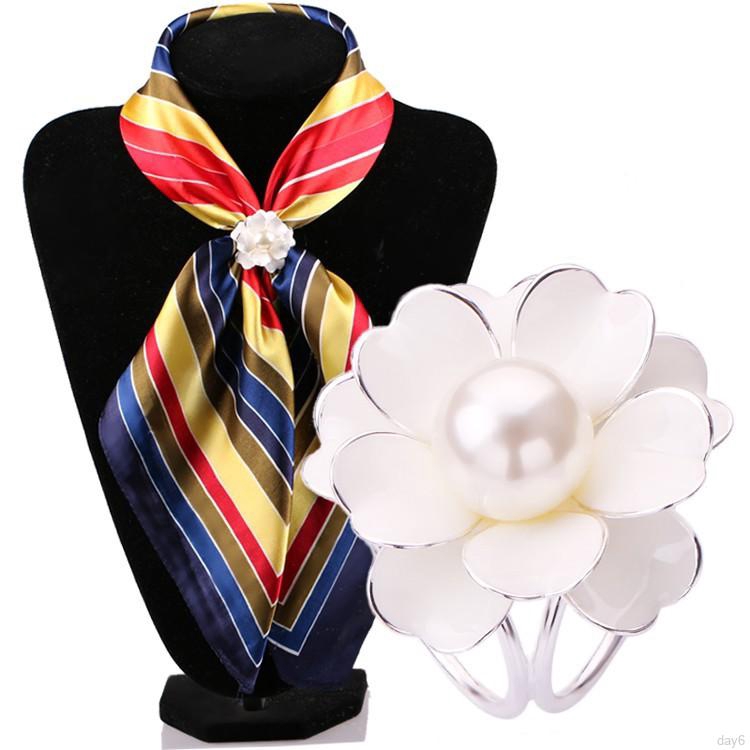 Kẹp khăn cổ hình hoa đính đá ngọc trai màu trắng thời trang cho nữ