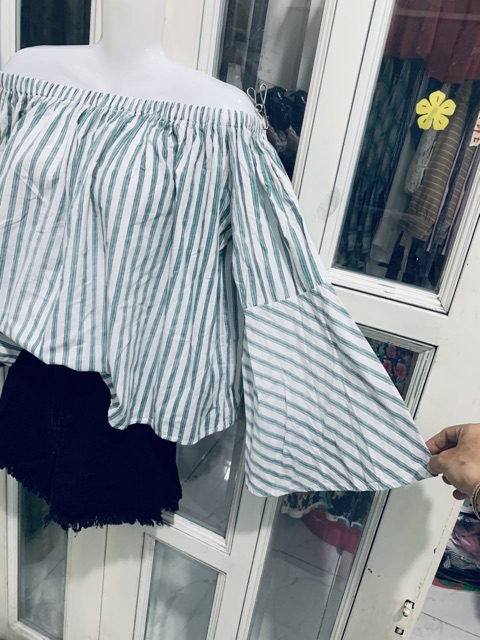 Nhiều mẫu Sét áo rớt vai và short jean nữ