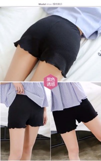Quần mặc trong váy trắng, đen