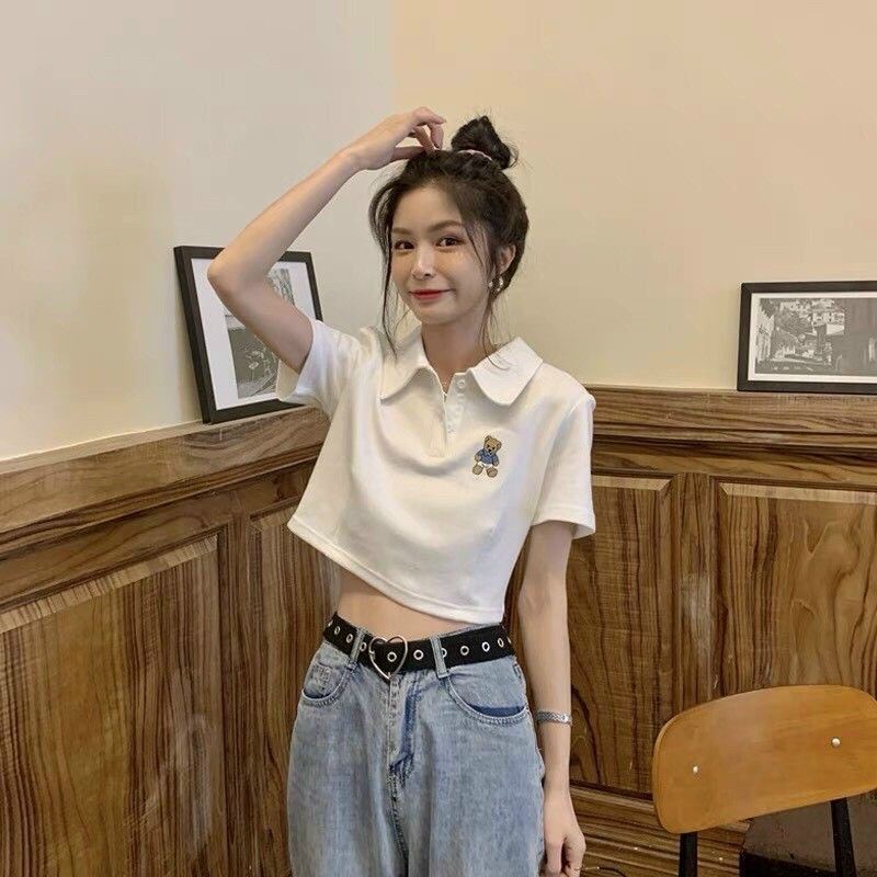Áo Thun Croptop thêu nổi  hình GẤU XINH , cổ trụ sơ mi lai ngang.