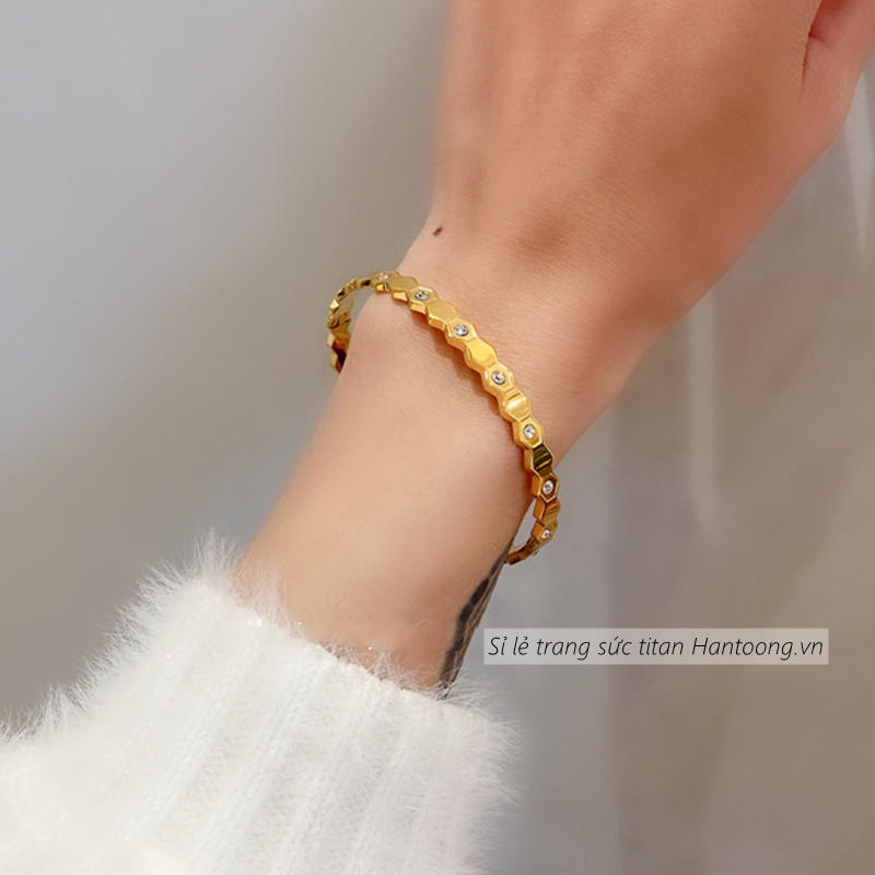 Vòng tay nữ chất liệu titan không gỉ mạ vàng 18k đính đá lấp lánh thiết kế thời trang sang trọng