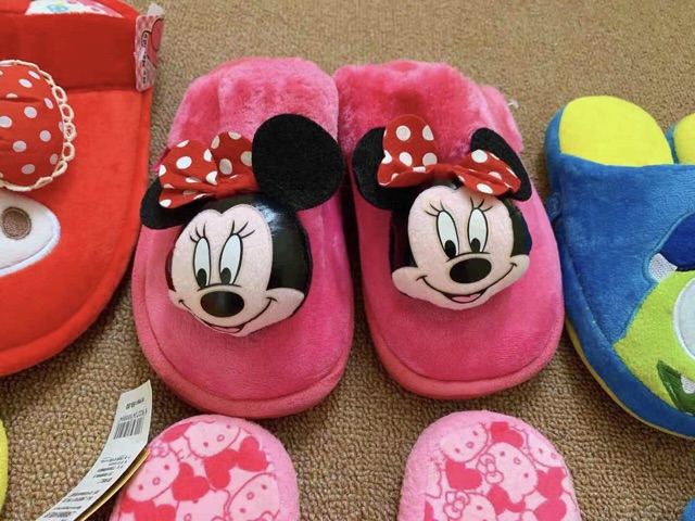 Dép mang trong nhà bé gái