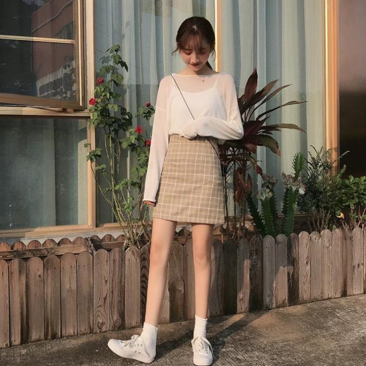 Yena Chân váy ngắn lưng cao họa tiết kẻ sọc theo phong cách retro | BigBuy360 - bigbuy360.vn