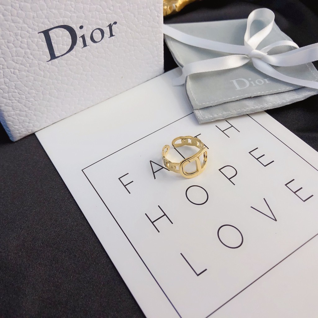 Nhẫn Dior bằng chất liệu thép titan thời trang sang trọng