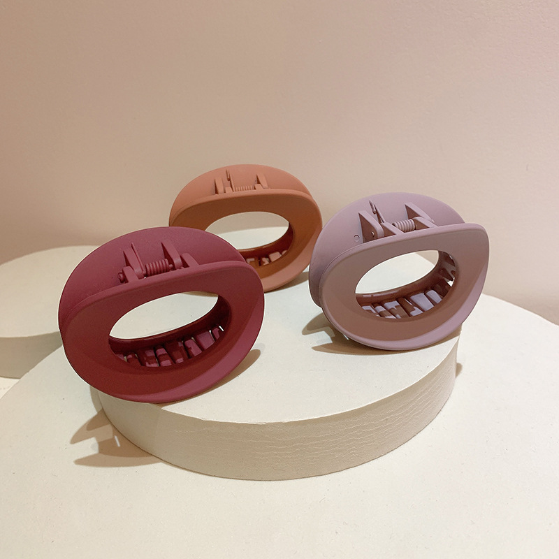 Women Version of solid Random color hollow oval Hair Clipsacrylic hairpin/Korean INS Style Big Hair Claw/Ladies Simple Casual Hair Claw