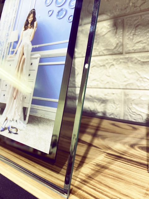 Ảnh khung kính trang trí bàn tiệc cưới khổ 20x30 | BigBuy360 - bigbuy360.vn