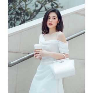 ĐẦM TRẮNG RỚT VAI CỔ ĐỔ 🍂