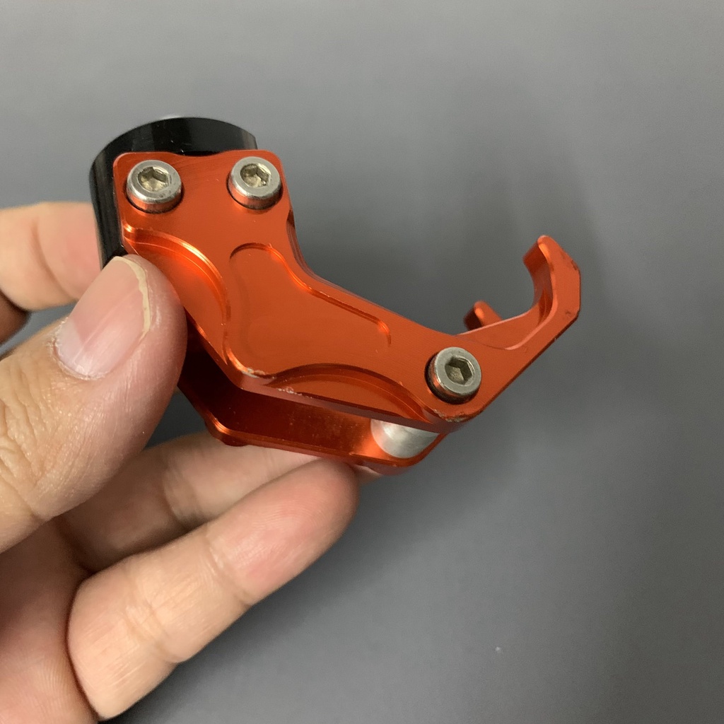 Móc treo đồ kiểu UNI-RACING cho xe máy - Nhôm cnc, kiểu dáng siêu nhân, phù hợp mội loại xe (màu sắc ngẫu nhiên)