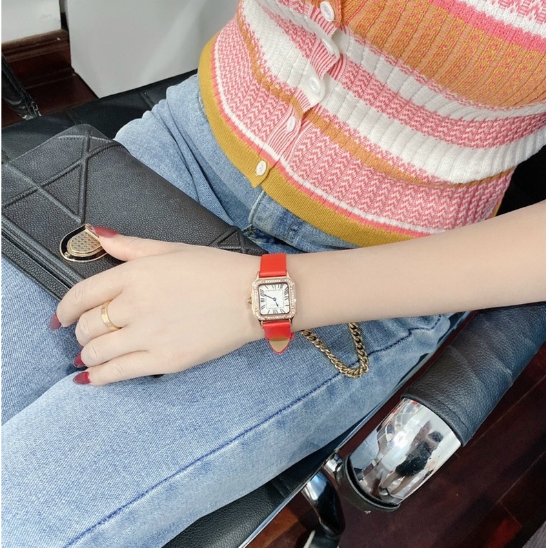 Đồng hồ nữ thời trang mặt vuông dây da đỏ .