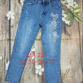 Quần jeans thêu hoa đính đá