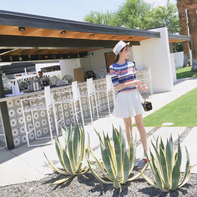 Lovely and cute white wide-brimmed sedge hat for women