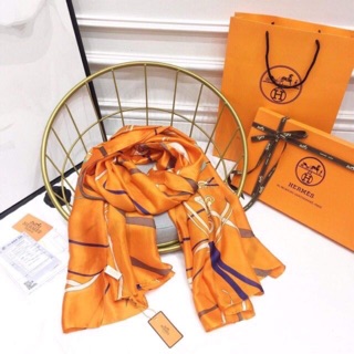 Khăn lụa kèm fullbox giá 230k