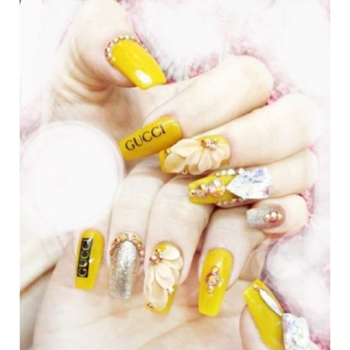 Nailbox Nuna móng úp thiết kế móng tay giả hoa bộ nằm và đá màu vàng. nail Tết