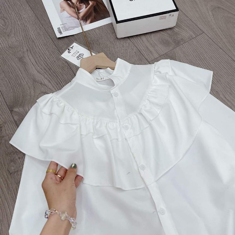 Áo sơ mi trắng nơ bèo tay dài xinh xắn.