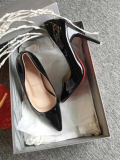 Giày cao gót màu đen bít mũi cao 9cm