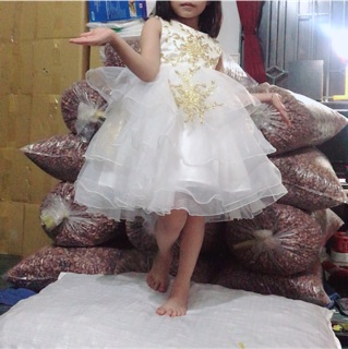 Đầm công chúa trắng phối hoa vàng