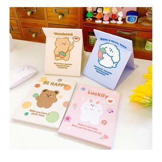 Gương trang điểm dạng gấp để bàn in hình gấu nhỏ gọn, tiện lợi, dễ dàng mang đi.