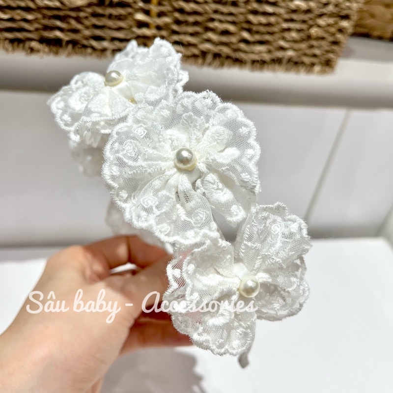 Bờm xước tóc nơ ren trắng nhỏ đính hạt trai điệu đà cho bé